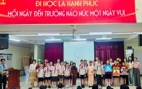 Trao mũ bảo hiểm cho học sinh lớp 1 – Cùng nhà trường xây dựng thói quen an toàn